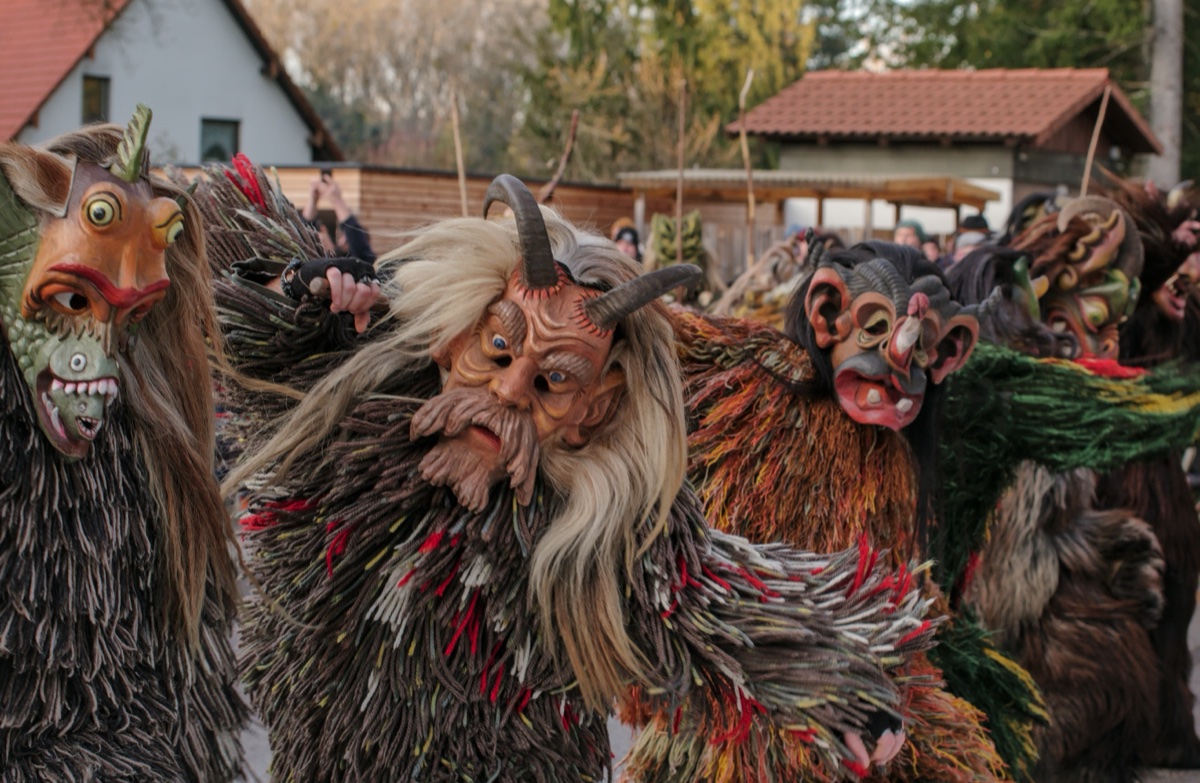 Perchten beim Perchtenlauf in Kirchseeon
